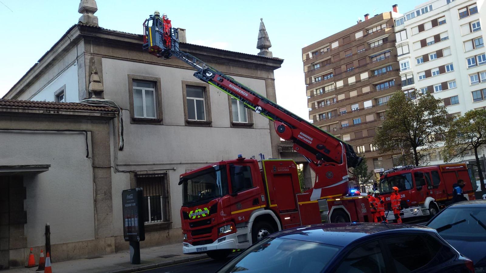 Los bomberos trabajan en una cornisa en las estaciones de Santander.