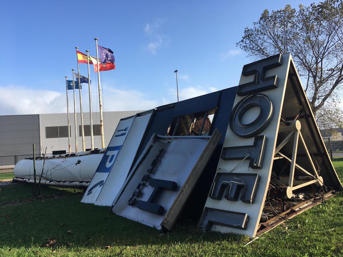 Una torre con el cartel de un hotel se vino abajo en Nueva Montaña.