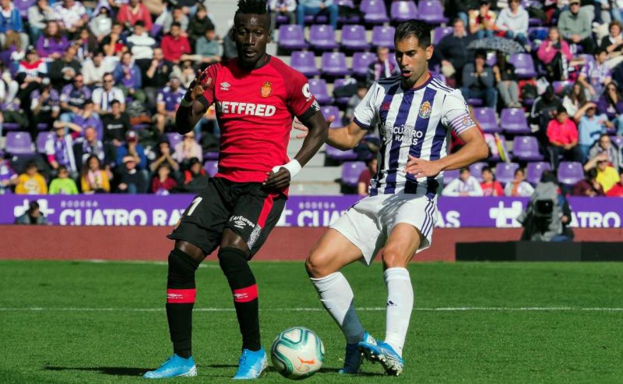 Lago Júnior disputa un balón con Javi Moyano. 