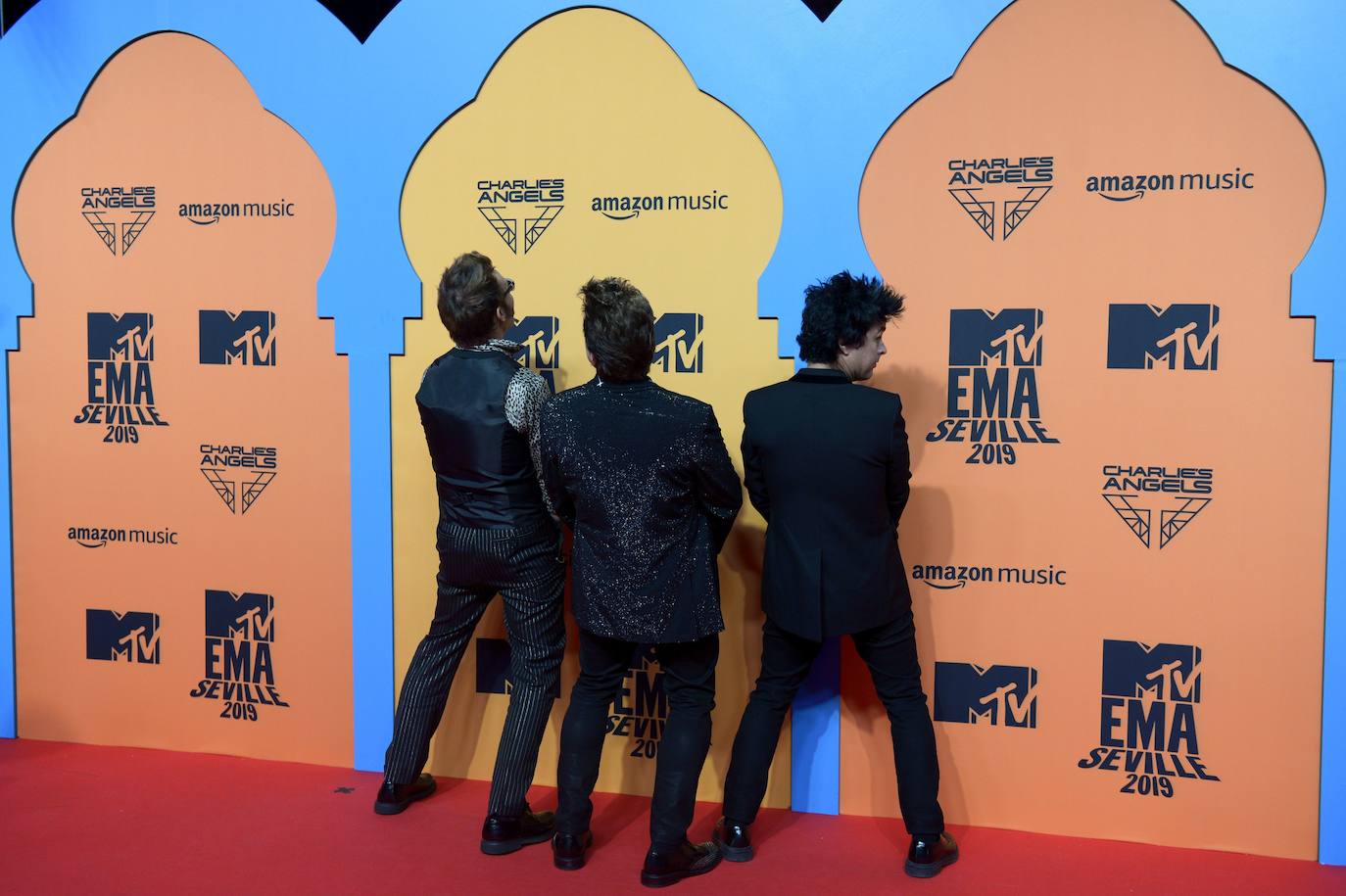 La banda Green Day bromea en la alfombra roja. 