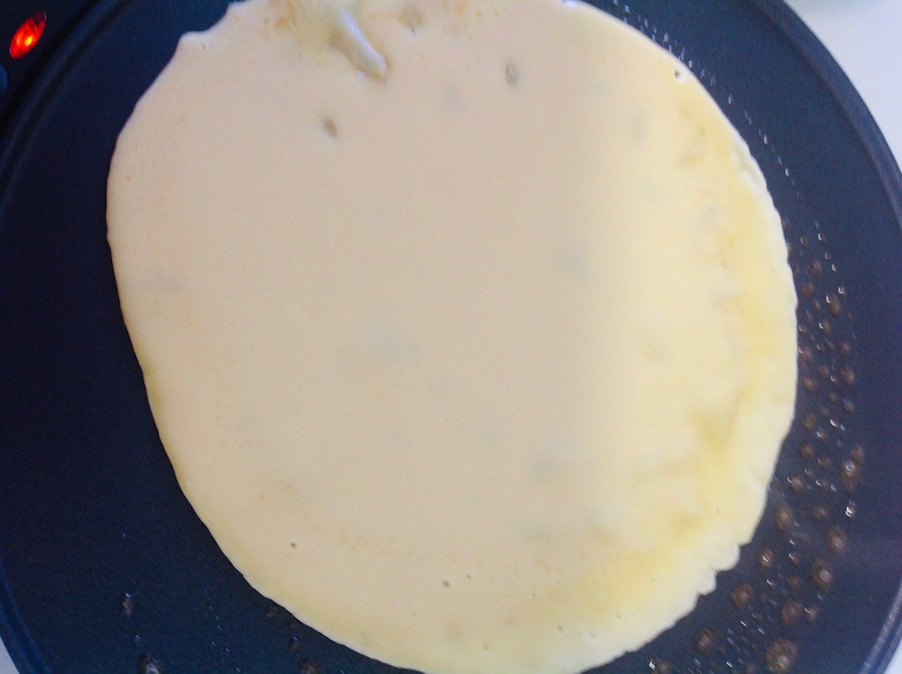 PASTEL SUECO DE CREPES. Para los crepes: 7-Con la ayuda de un cazo, verter un cazo de masa en la plancha o sartén. 