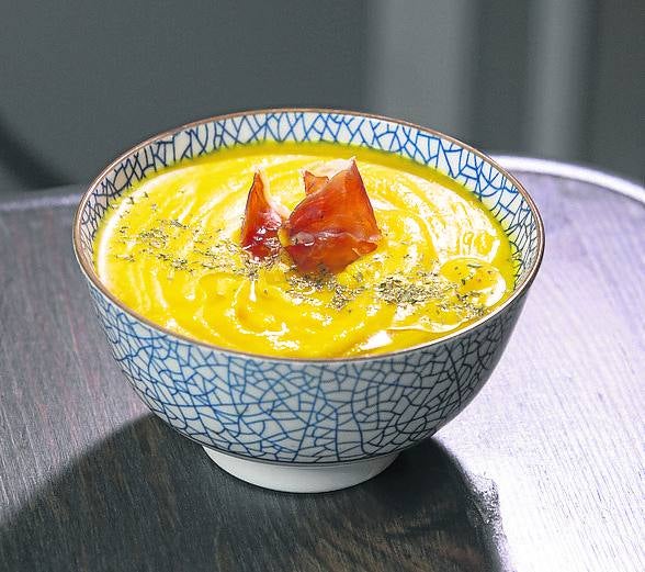 Crema de crujiente de jamón. Un imprescindible en la época otoñal, ideal para primeros o cenas. En primer lugar se limpia y trocea la calabaza que estará al fuego unos treinta minutos. Finalmente, se pasa por la licuadora y listo para servir.