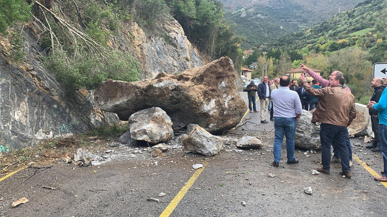 Un argayo ha cortado esta mañana el Desfiladero de la Hermida. a la altura de Cillorigo de Liébana, atrapando a un centenar de personas, entre ellas el secretario general del PRC, Miguel Ángel Revilla, y los candidatos del partido al Congreso y al Senado.