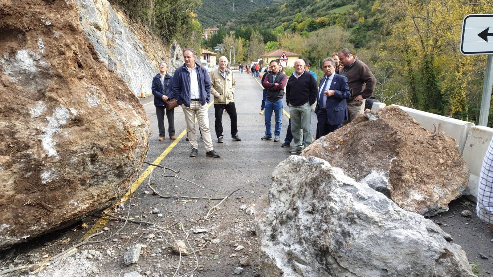 Un argayo ha cortado esta mañana el Desfiladero de la Hermida. a la altura de Cillorigo de Liébana, atrapando a un centenar de personas, entre ellas el secretario general del PRC, Miguel Ángel Revilla, y los candidatos del partido al Congreso y al Senado.