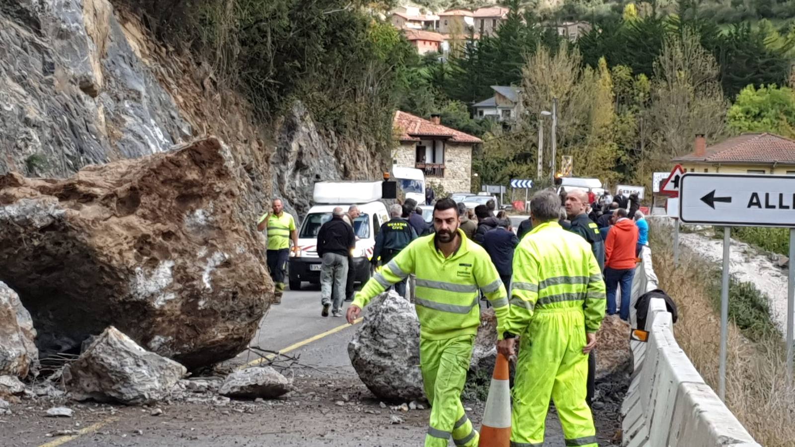 Un argayo ha cortado esta mañana el Desfiladero de la Hermida. a la altura de Cillorigo de Liébana, atrapando a un centenar de personas, entre ellas el secretario general del PRC, Miguel Ángel Revilla, y los candidatos del partido al Congreso y al Senado.