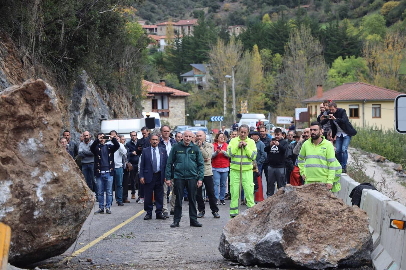 Un argayo ha cortado esta mañana el Desfiladero de la Hermida. a la altura de Cillorigo de Liébana, atrapando a un centenar de personas, entre ellas el secretario general del PRC, Miguel Ángel Revilla, y los candidatos del partido al Congreso y al Senado.