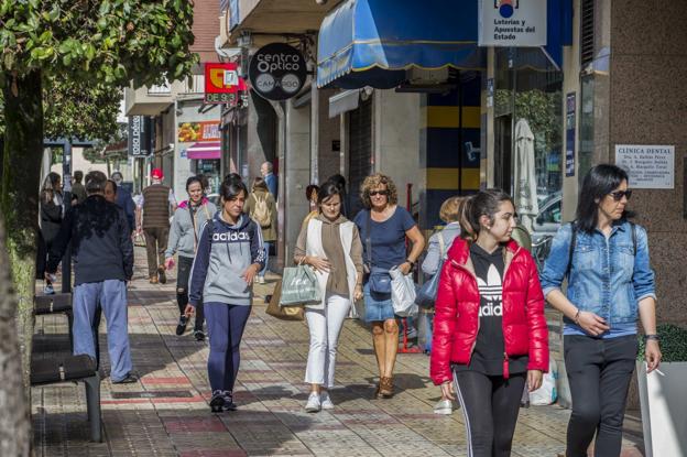 Calle comercial del casco urbano de Maliaño. :: roberto ruiz