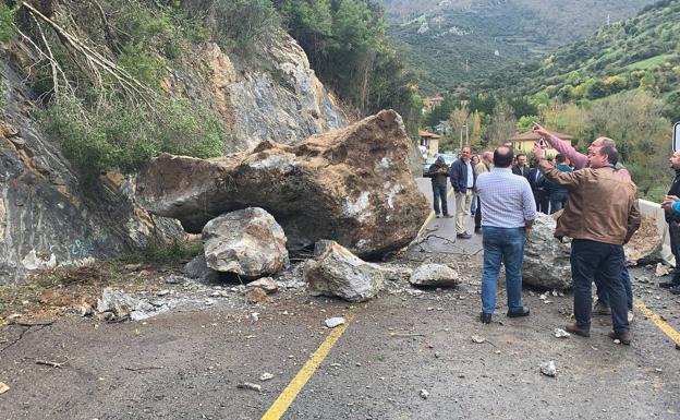 El argayo ha cortado el tráfico en el Desfiladero de la Hermida. 