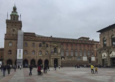 Imagen secundaria 1 - Arriba, una de las calles de Bolonia con la torre Asinelli al fondo. Abajo, a la izquierda, el Palacio Comunale; y a la derecha, el edificio de la Cámara de Comercio. 