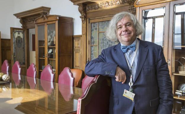 El cirujano Dieter Morales, en la biblioteca del Hospital Valdecilla .