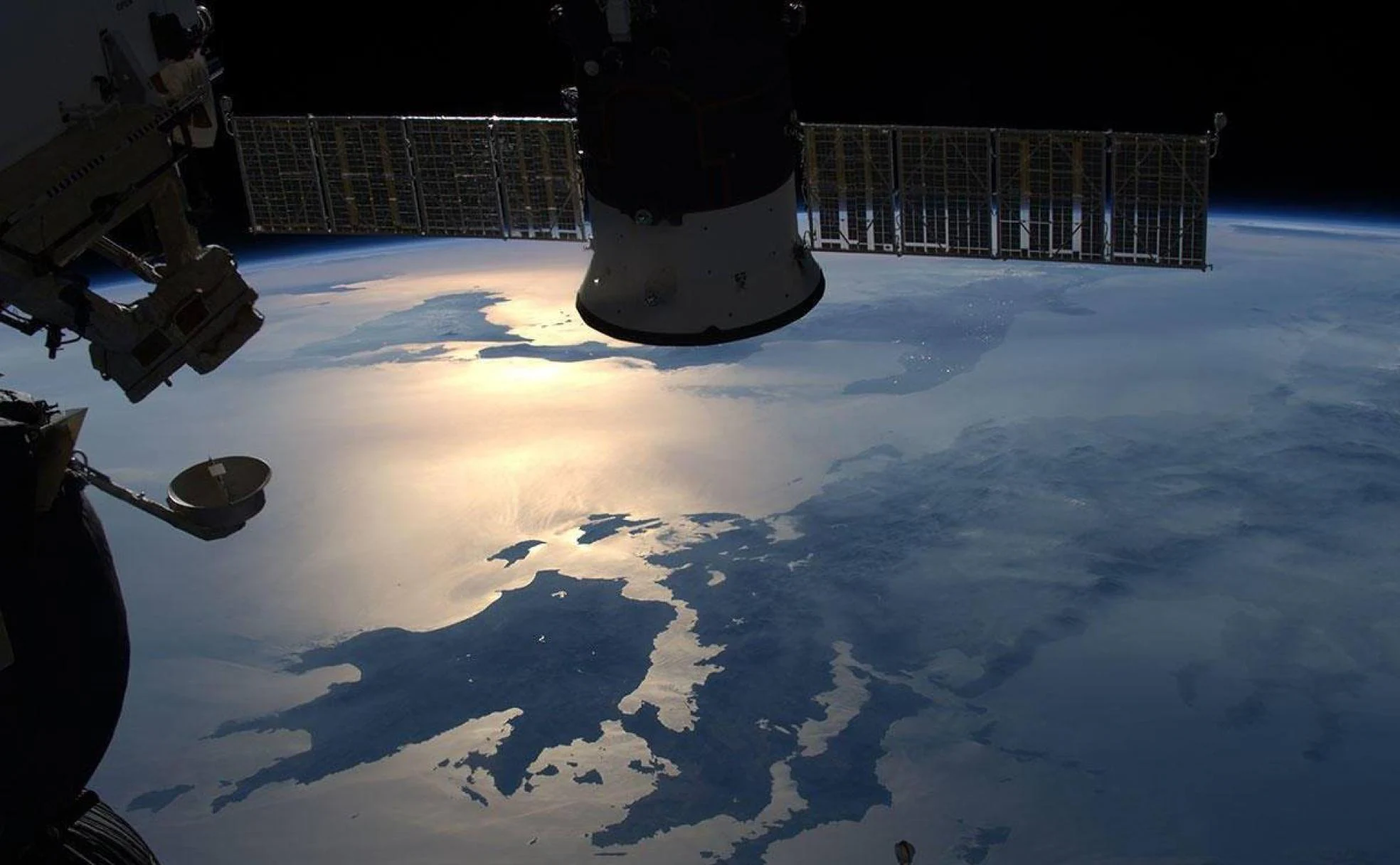 El Mediterráneo al amanecer, desde la Estación Espacial Internacional. Una de las fotografías que difunde el astronauta Luca Parmitiano, de la misión Beyond de observación del planeta. 