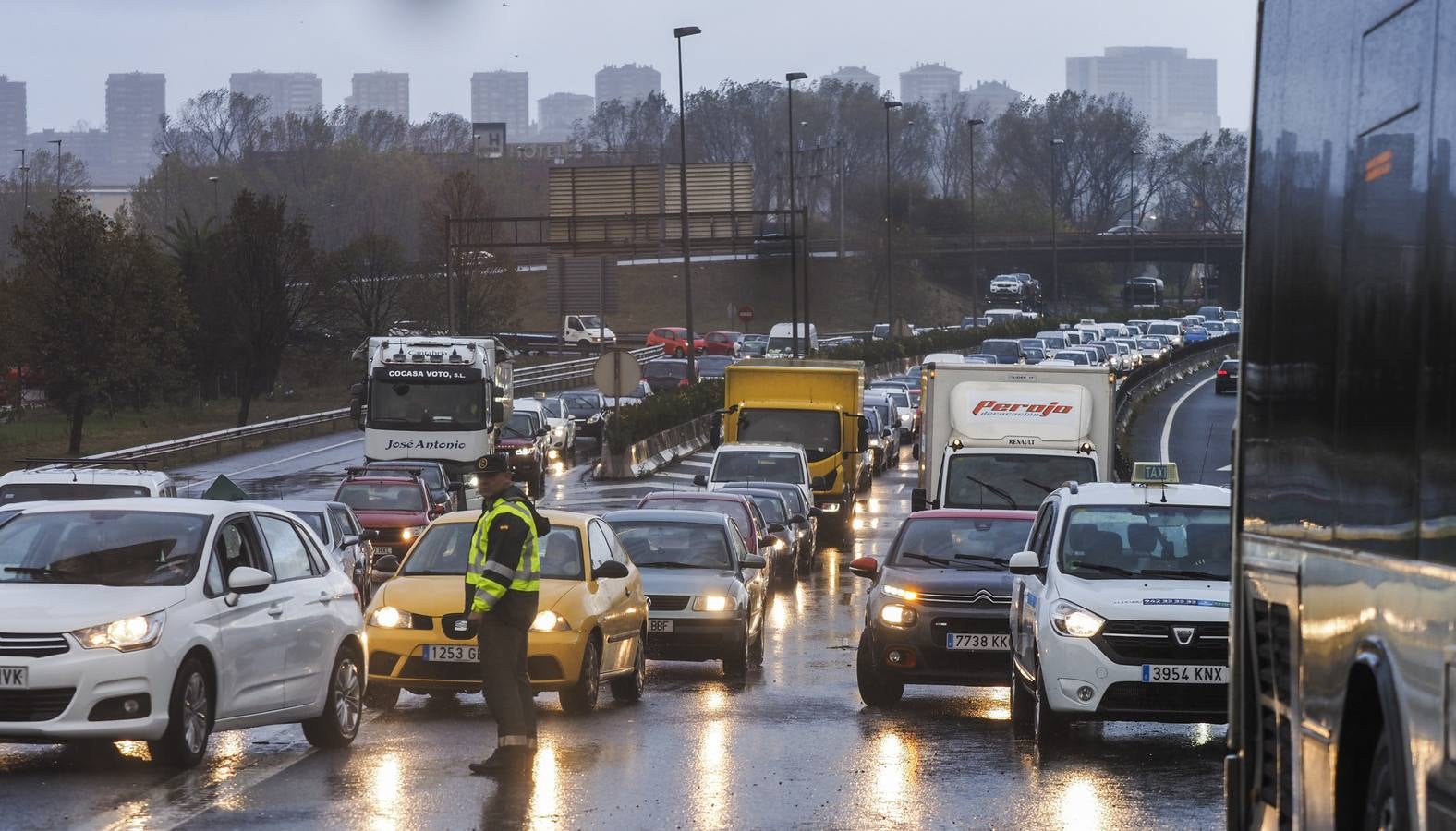 Un coche se ha empotrado pasadas las cuatro de la tarde en el puente de la S-10 en dirección a Bilbao y frente a El Corte Inglés contra un autobús de pasajeros, sin que se hayan producido heridos. El siniestro ha provocado importantes retenciones