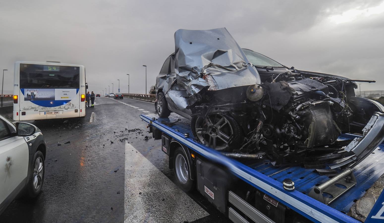 Un coche se ha empotrado pasadas las cuatro de la tarde en el puente de la S-10 en dirección a Bilbao y frente a El Corte Inglés contra un autobús de pasajeros, sin que se hayan producido heridos. El siniestro ha provocado importantes retenciones