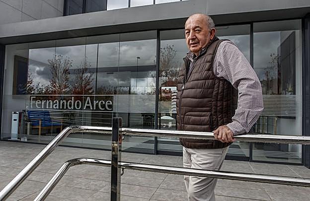 José Luis Cobo, a la entrada del colegio Fernando Arce, en Torrelavega