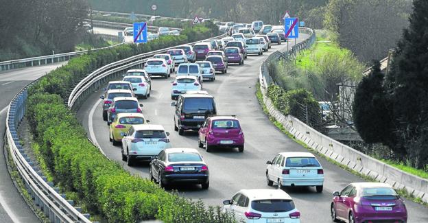 Vehículos circulando en las carreteras de Cantabria. 