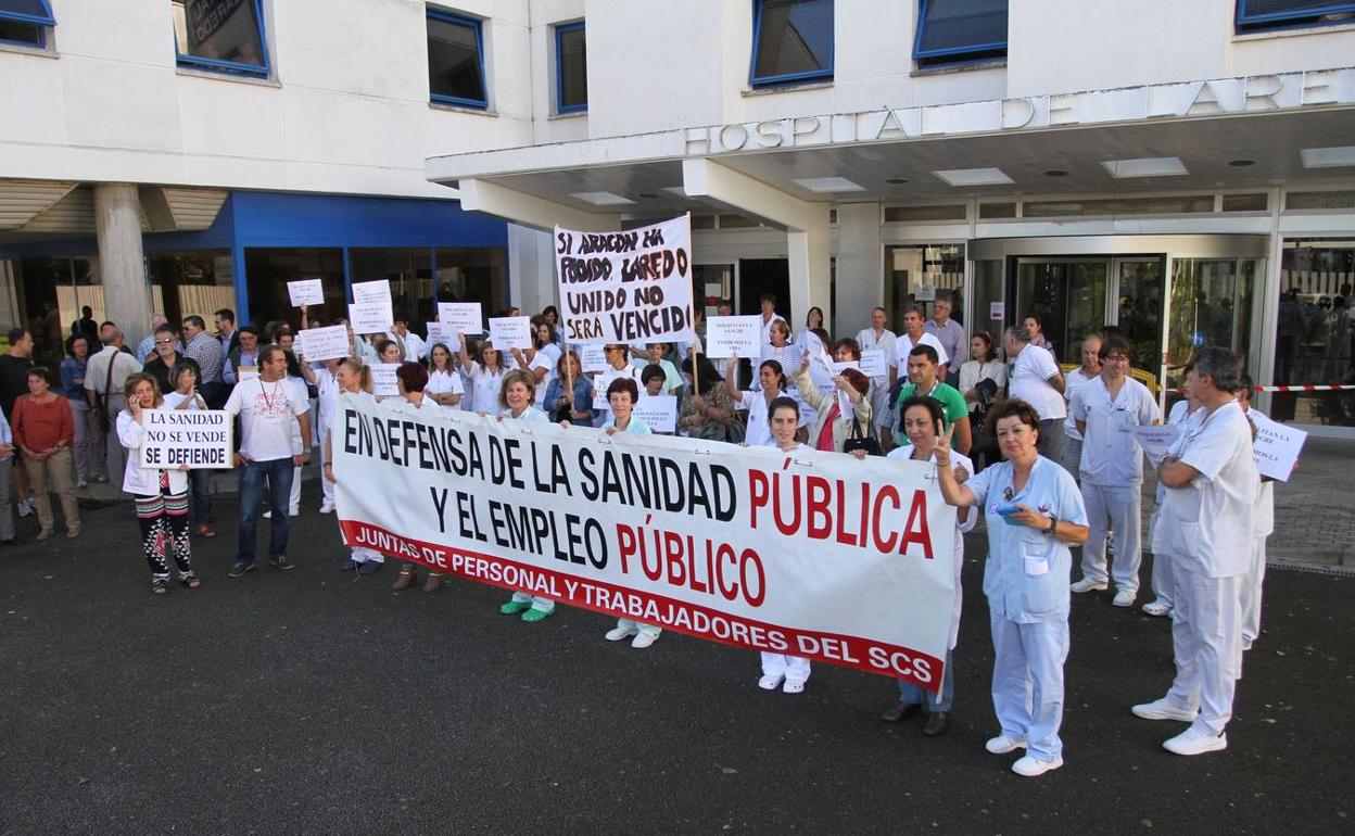 Imagen de archivo de una concentración de trabajadores a las puertas del hospital de Laredo.