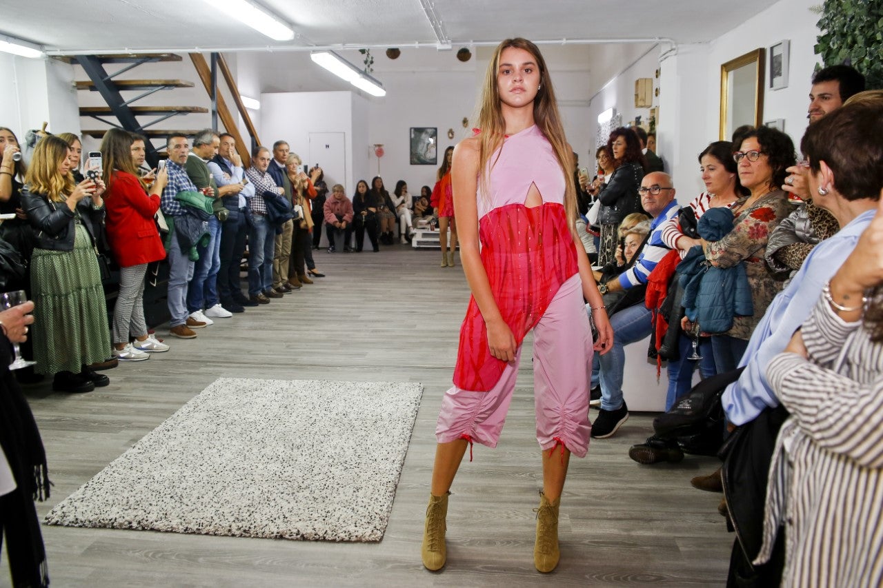 La joven diseñadora estrenó taller propio presentando las prendas para la temporada otoño-invierno.