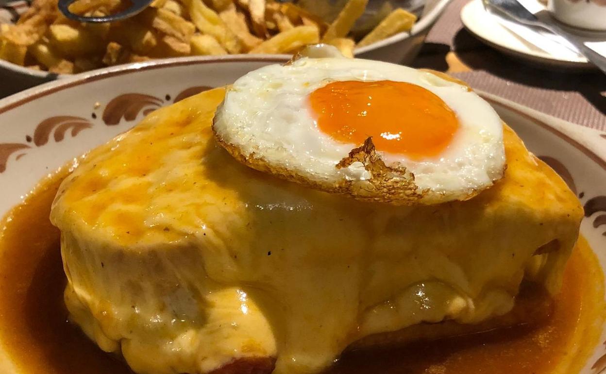 Foto de una 'francesinha' servida esta misma semana en Oporto. 