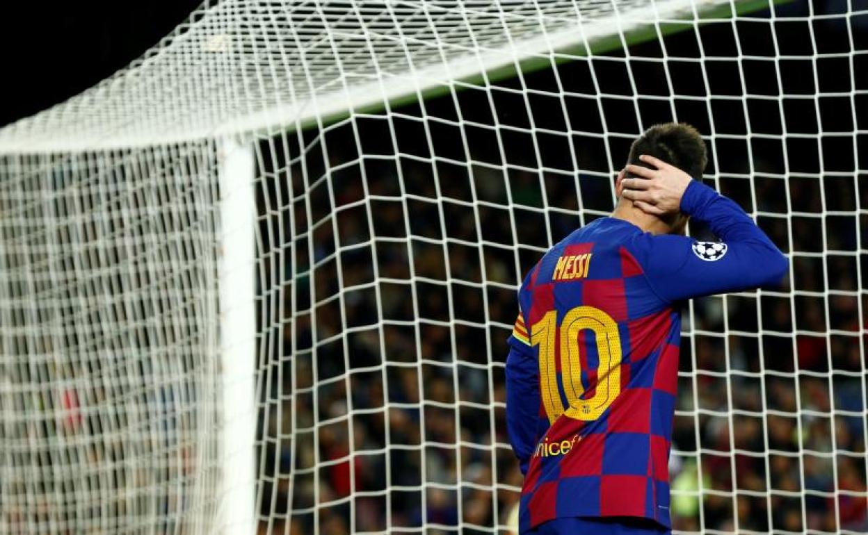 Leo Messi se lamenta tras una ocasión de gol errada el martes frente al Slavia de Praga en el Camp Nou. 