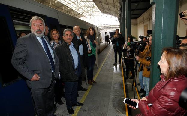 Imagen principal - El PRC viaja a Bilbao para demostrar que en 60 años el «tren bala» sólo ha reducido el viaje en 10 segundos