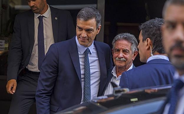 Revilla y Sánchez durante una visita del presidente en funciones a Cantabria