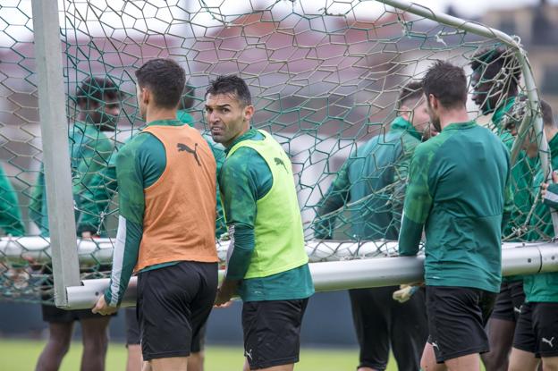 David Barral, durante el entrenamiento de ayer en las Instalaciones Nando Yosu. :: Roberto Ruiz