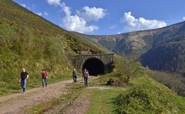 Cuatro excursionistas salen de El Empeñadiro, uno de los cuatro túneles de La Engaña.