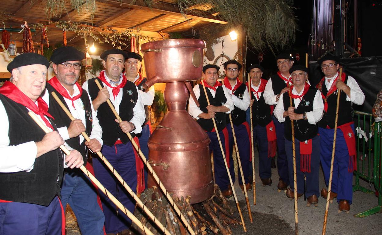 El coro ronda La Esperanza de Requejo cantando en torno a la tradicional alquitara.