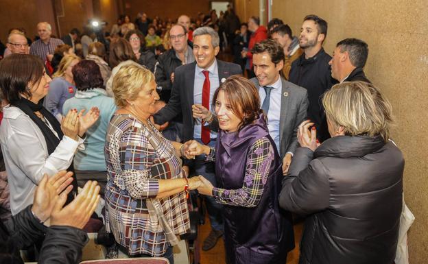 Lastra, en el medio, a su llegada a Santoña 