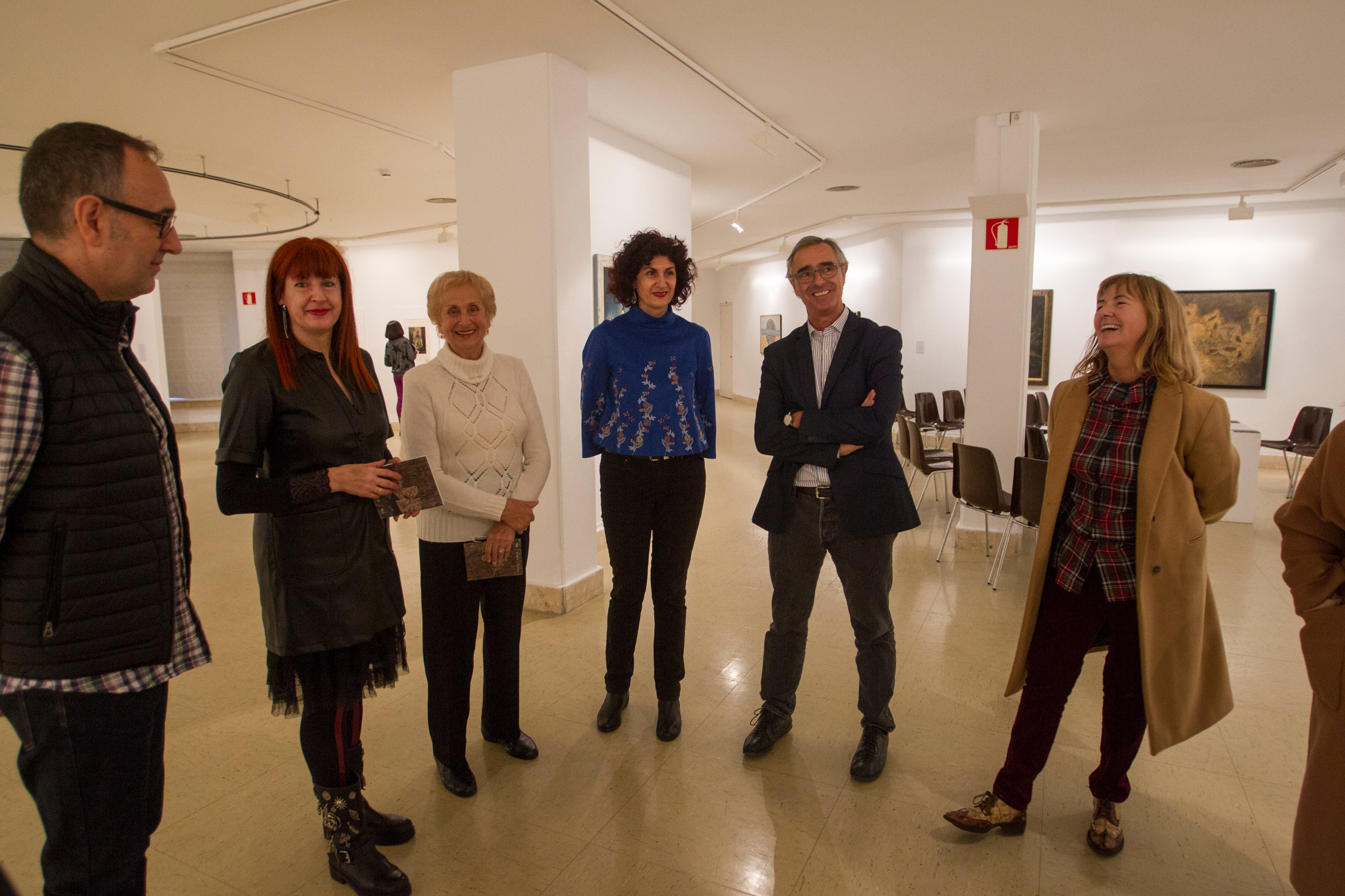 Tres de las participantes con Gregorio en la muestra.