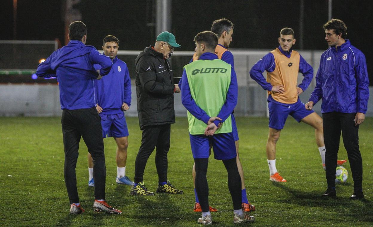 Alfonso del Barrio, con sus jugadores durante el entrenamiento del miércoles en El Malecón 2. 