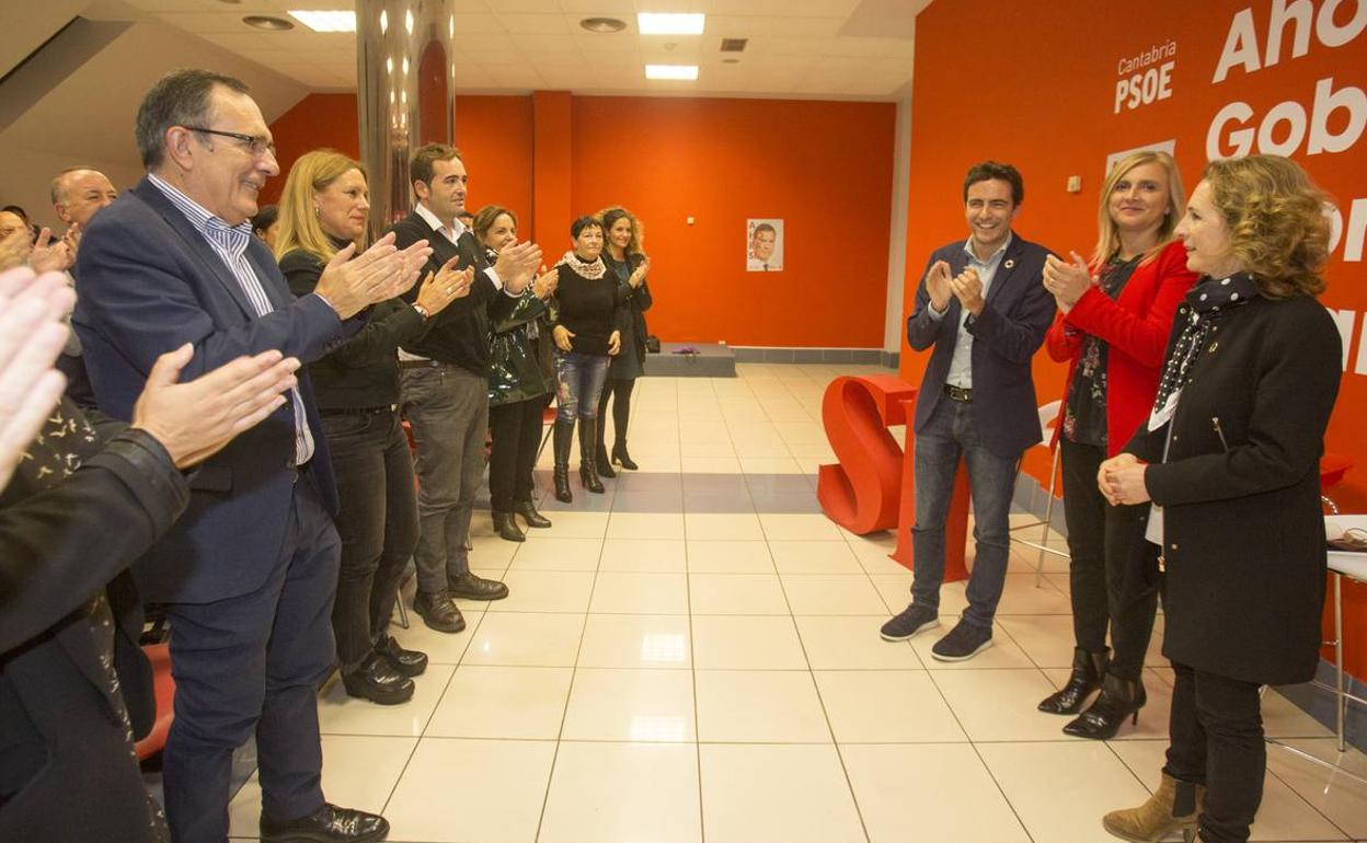 Casares estuvo con Cobo, Fernández y los militantes en Bonifaz, antes de desplazarse a Torrelavega.