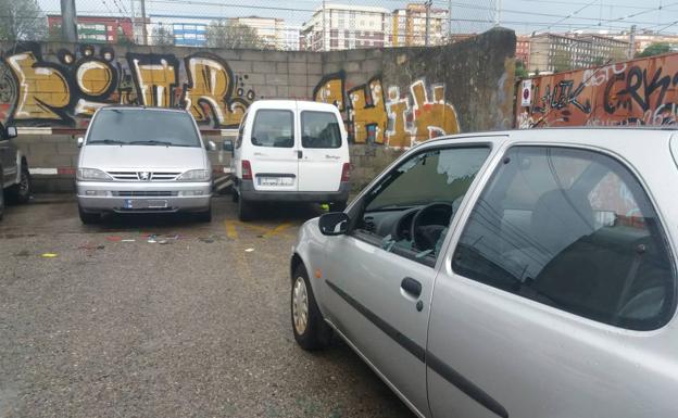 Tres de los coches que han aparecido con las lunas rotas en la calle Las Rederas.