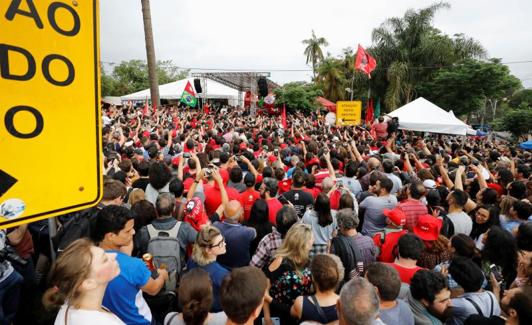 Cientos de personas festejan la salida de prisión de Luiz Inácio Lula da Silva.