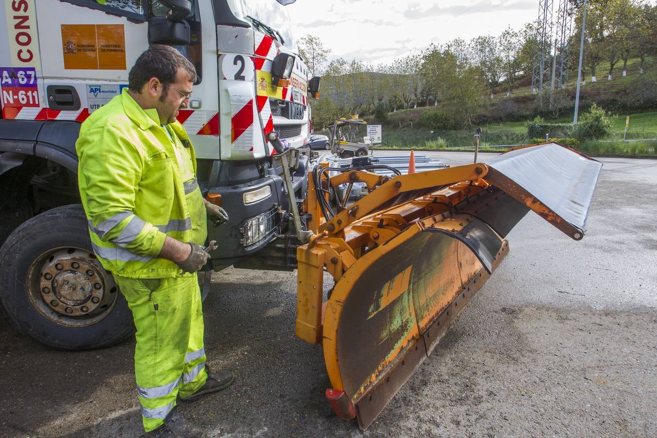 Un operario de la Demarcación de Carreteras del Ministerio de Fomento en Cantabria revisa la maquinaria con vistas al temporal de nieve que se avecina para el fin de semana