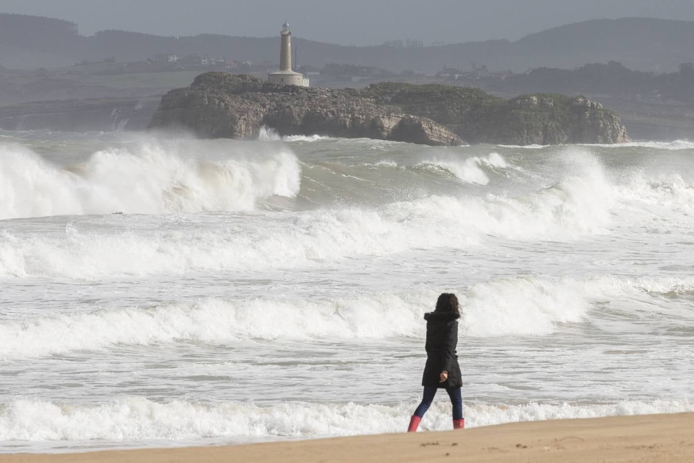 El temporal ha dejado impresionantes imágenes en las playas de Santander y ha dado algún que otro susto a paseantes desprevenidos