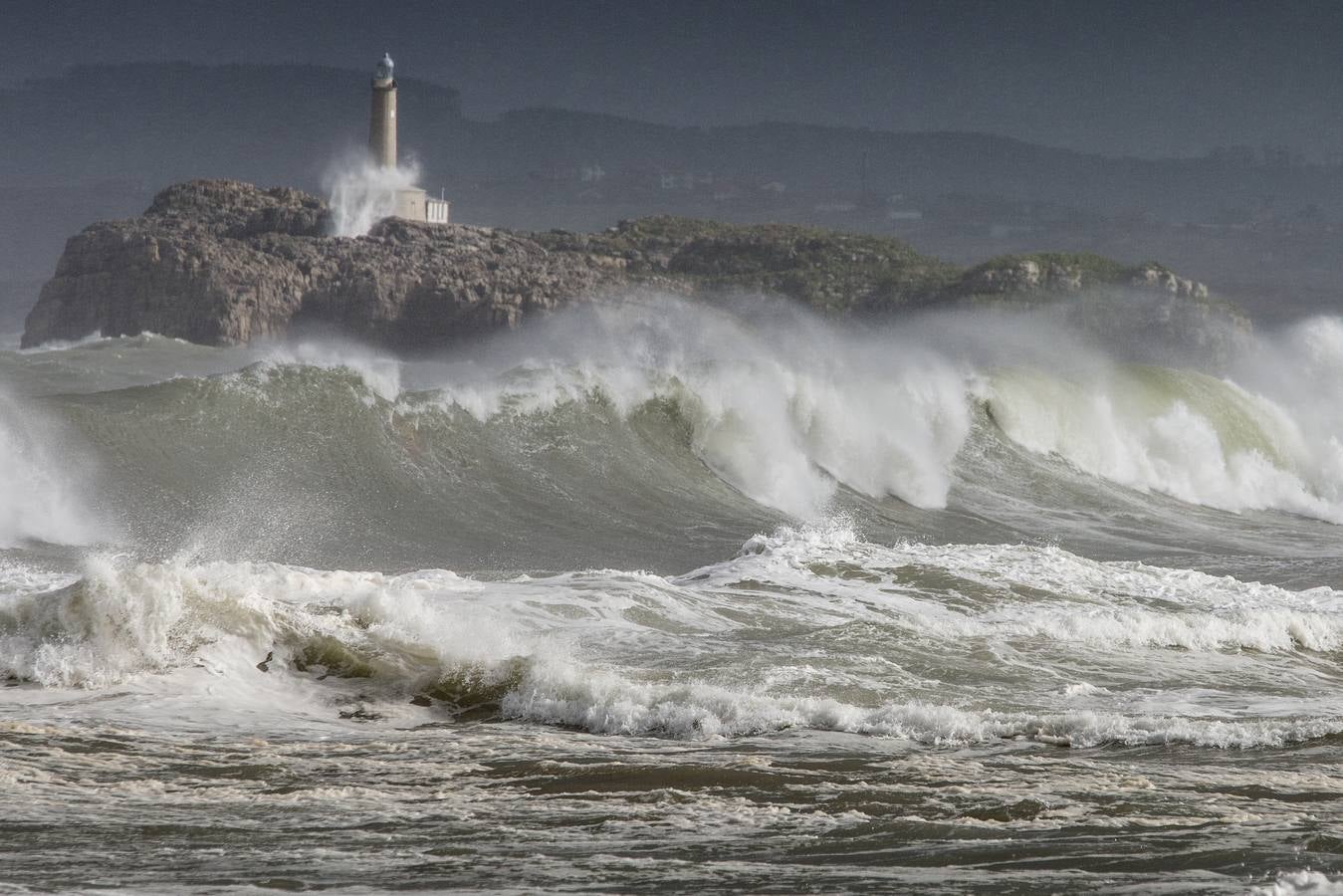 El temporal ha dejado impresionantes imágenes en las playas de Santander y ha dado algún que otro susto a paseantes desprevenidos