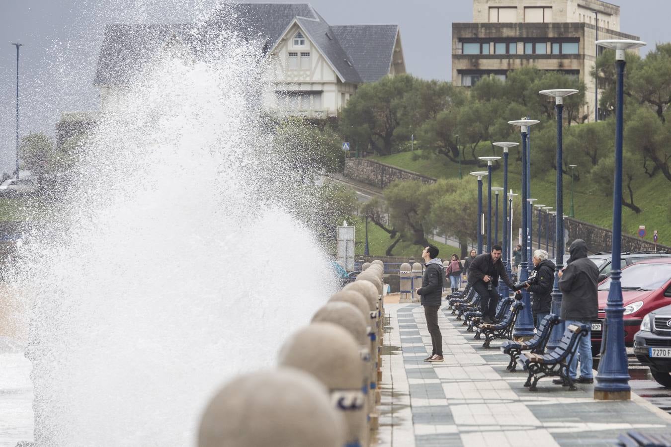 El temporal ha dejado impresionantes imágenes en las playas de Santander y ha dado algún que otro susto a paseantes desprevenidos