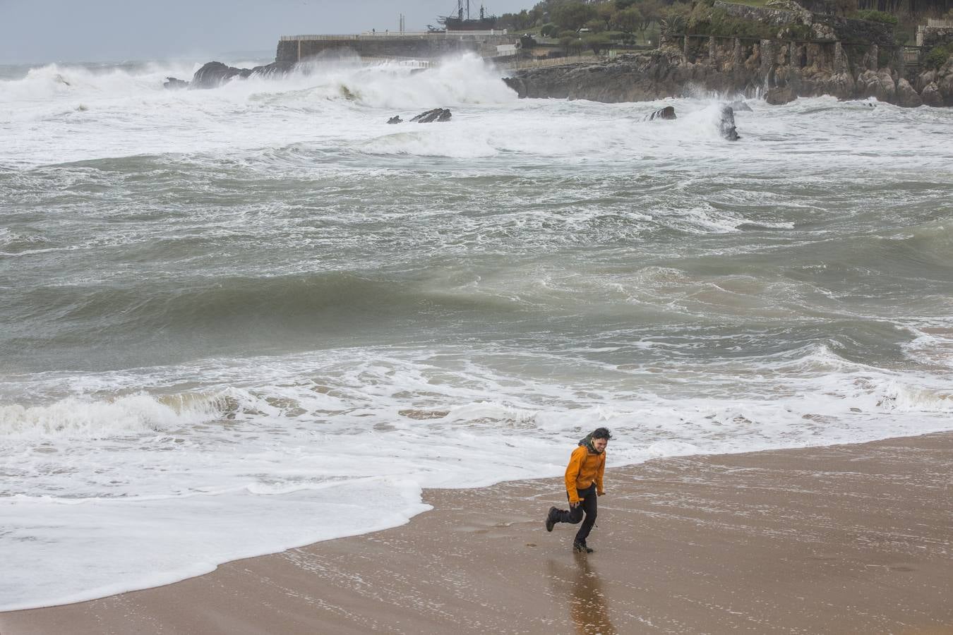 El temporal ha dejado impresionantes imágenes en las playas de Santander y ha dado algún que otro susto a paseantes desprevenidos