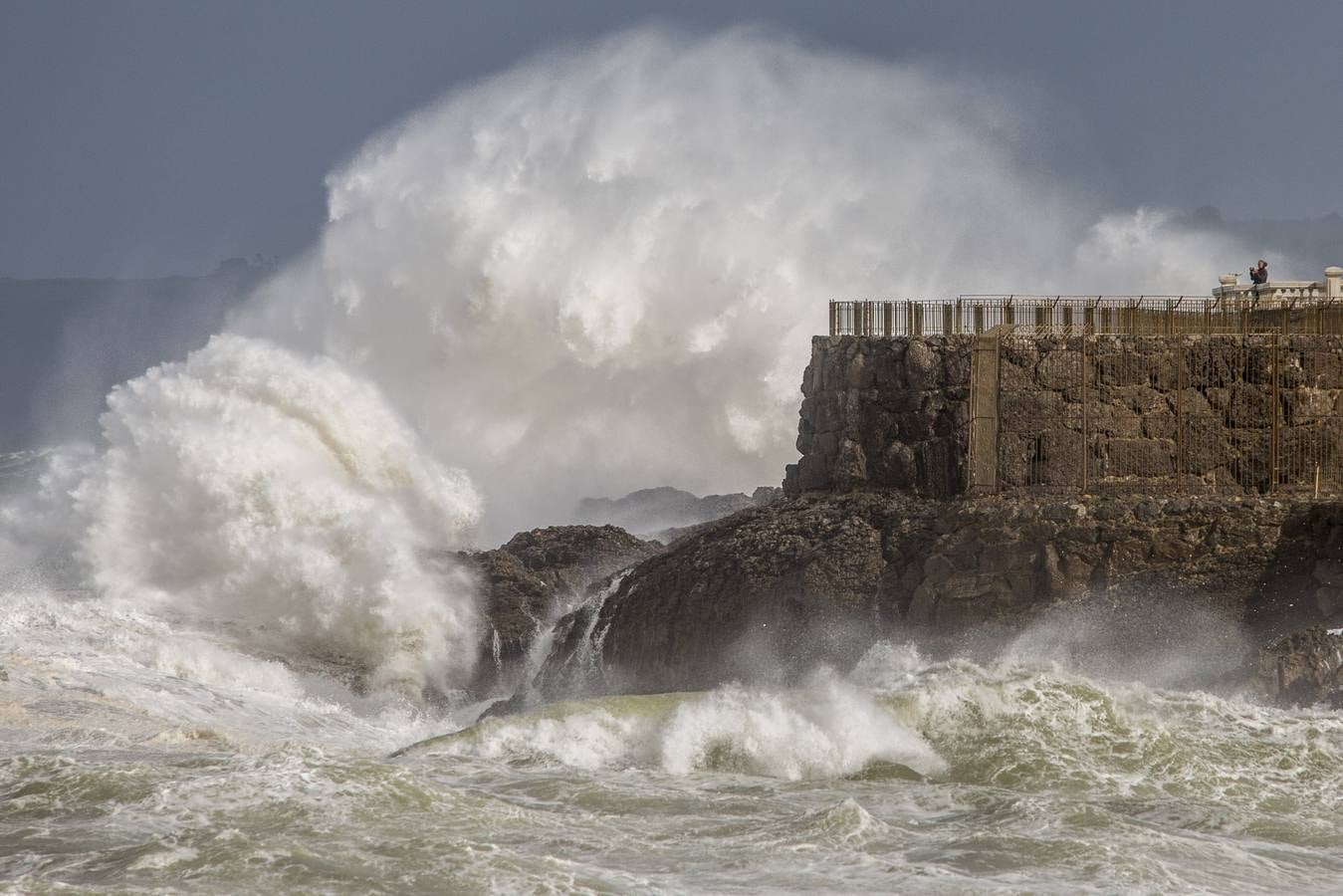 El temporal ha dejado impresionantes imágenes en las playas de Santander y ha dado algún que otro susto a paseantes desprevenidos