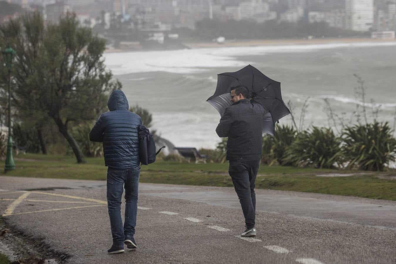 El temporal ha dejado impresionantes imágenes en las playas de Santander y ha dado algún que otro susto a paseantes desprevenidos