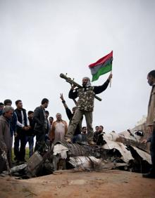 Imagen secundaria 2 - 1. Un hombre llora el cadáver de su hijo, muerto en un bombardeo en Siria. | 2. El fotógrafo Manu Bravo. | 3. Milicianos rebeldes y civiles celebra el derribo de uno de los cazas de las fuerzas de Gadafi en Bengasi, Libia.