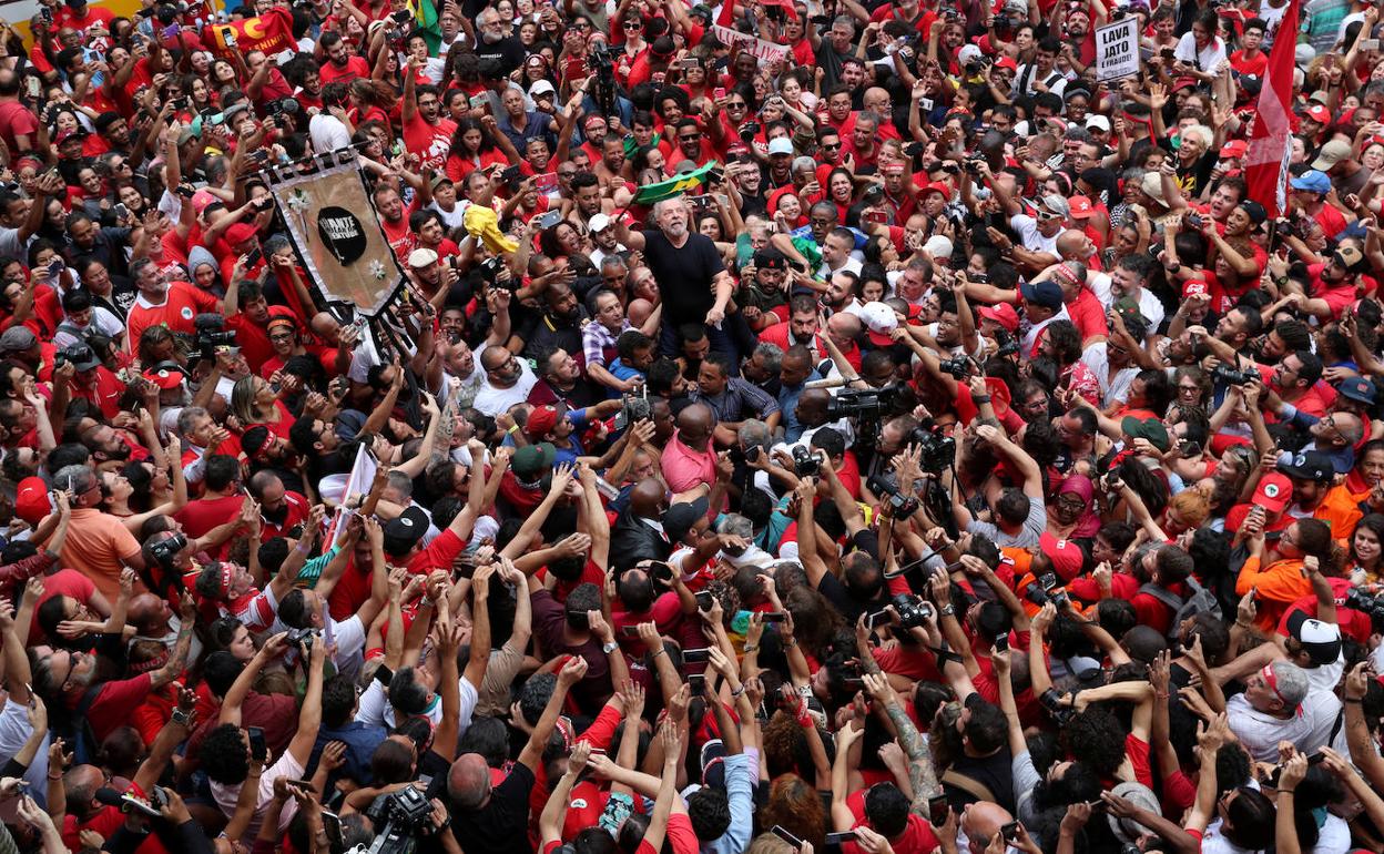 El expresidente Lula da Silva, este sábado jaleado por cientos de sus simpatizantes tras un mitin.