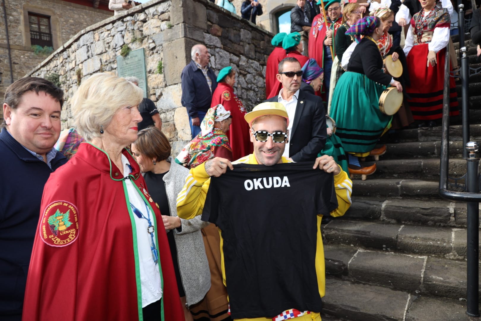 El artista Okuda San Miguel ha sido nombrado Orujero Mayor 2019 en Potes, una villa inmersa en la celebración de una fiesta que aspira a ser de Interés Turístico Internacional.