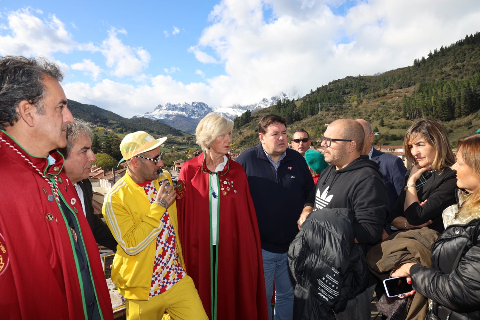 El artista Okuda San Miguel ha sido nombrado Orujero Mayor 2019 en Potes, una villa inmersa en la celebración de una fiesta que aspira a ser de Interés Turístico Internacional.