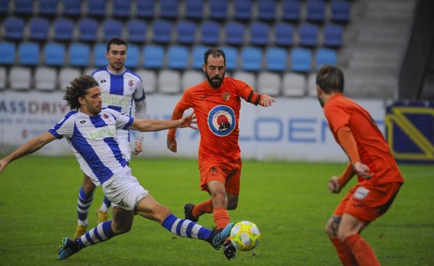 Luis Alberto y elsamanista Velar pugnan porel balón ante la presenciadel gimnástico Emilio