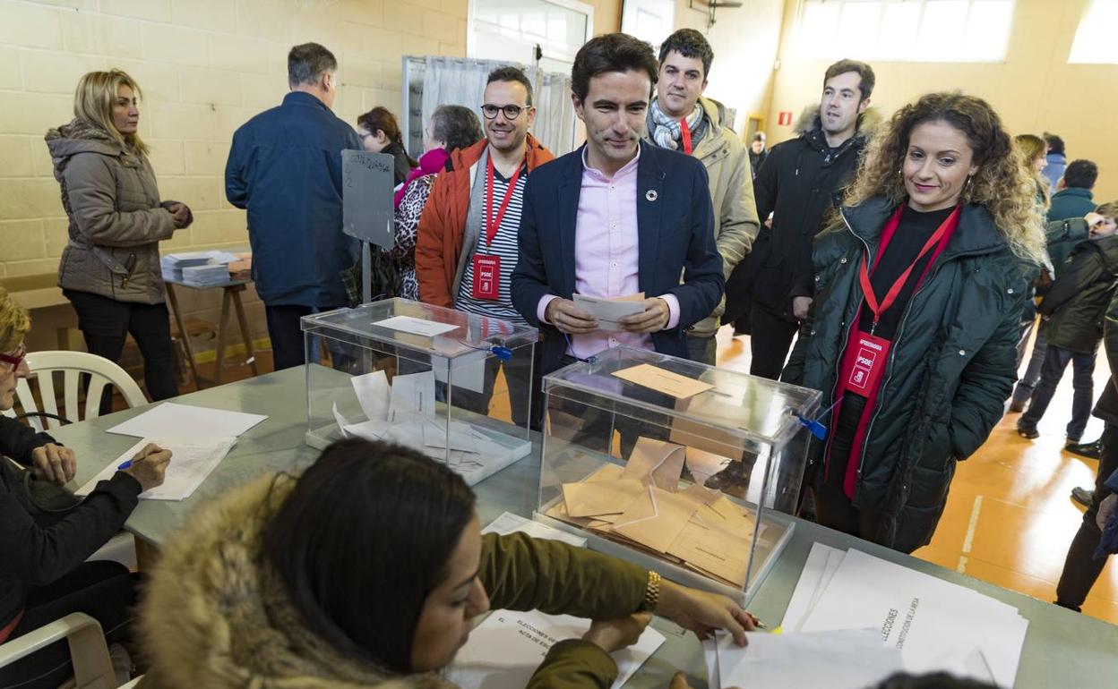 El candidato socialista, en el momenrto de depositar su voto.