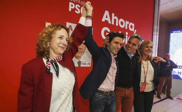 Isabel Fernández, Pedro Casares, Pablo Zuloaga y Noelia Cobo, en la sede del PSC-PSOE tras conocerse los resultados definitivos de las elecciones.