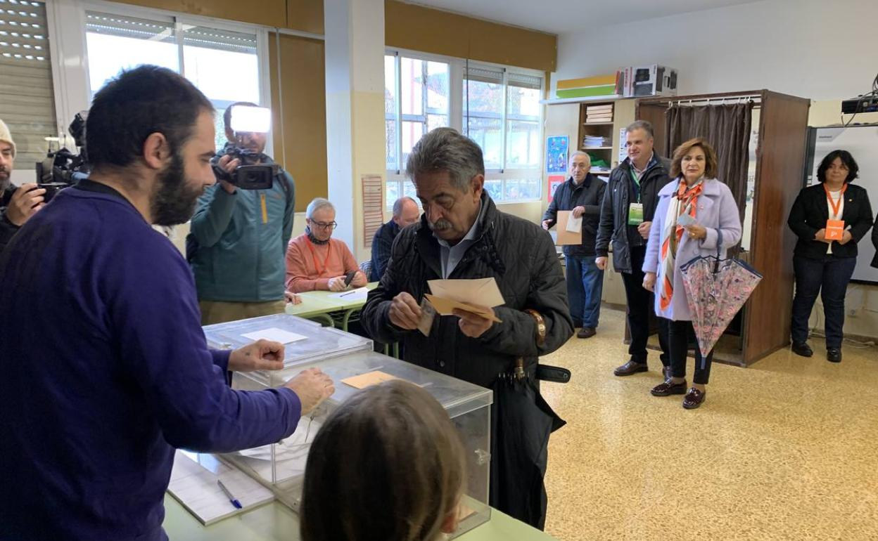 Revilla espera «un gran resultado» aunque está «un poco preocupado» por la abstención