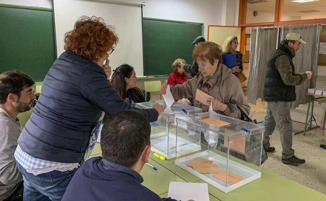 Votación en uno de los colegios de Santander. 